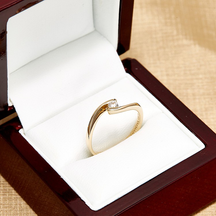 Engagement ring i005 in Gold with Diamond