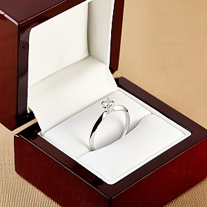 Klassieke solitaire-verlovingsring van 14k witgoud met kleurloze diamant i007