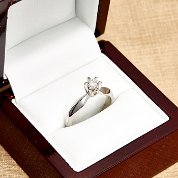 Engagement Ring in Platinum with Colorless 0.25ct Diamond i017p6pt