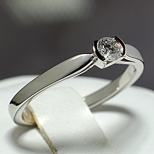 14k White Gold Engagement Ring with Round Diamond i114