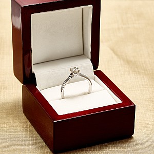 Engagement ring in 18k White Gold with Cushion Diamond GIA Certified i122455Dch