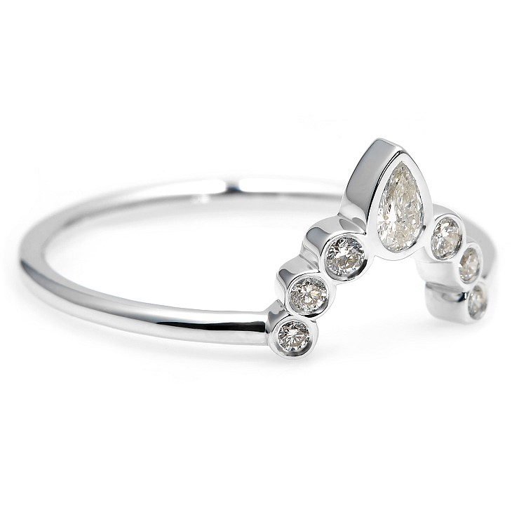 Trendy ring s237 in Gold or Platinum with Pearl Diamond and Secondary Diamonds