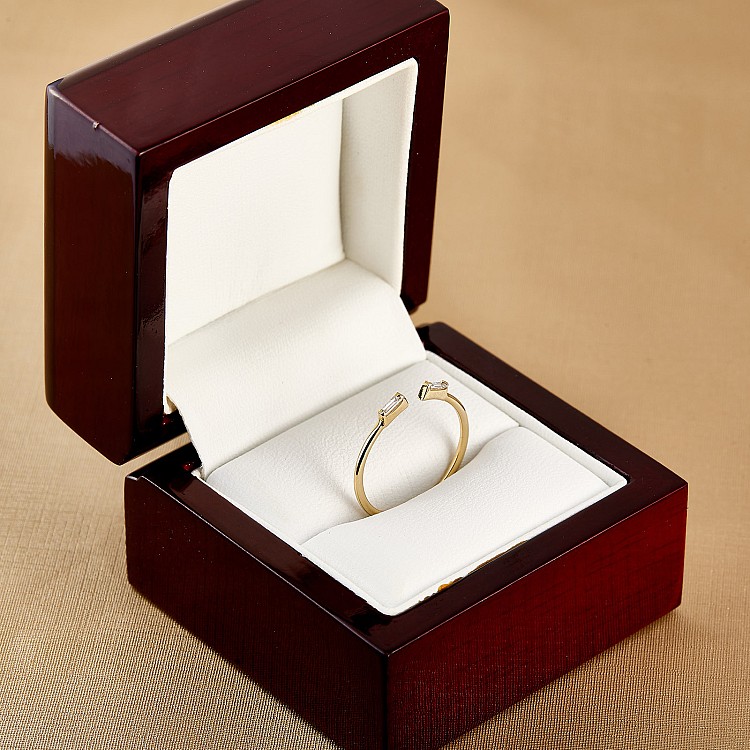 Trendy ring s011 in Gold or Platinum with Diamonds