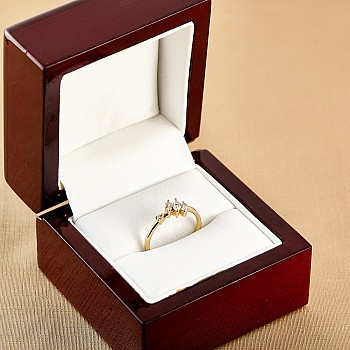 Trendy ring s061 in Gold or Platinum with Diamonds