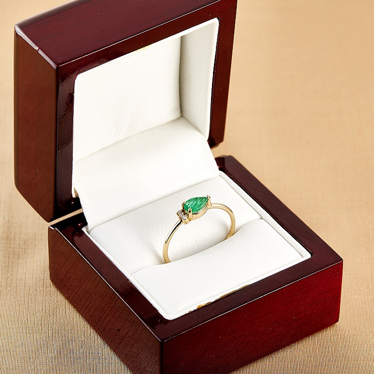 Trendy ring s075 in Gold or Platinum with Emerald and Diamonds