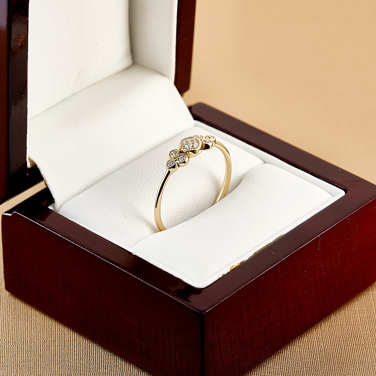 Trendy ring s078 in Gold or Platinum with Diamonds