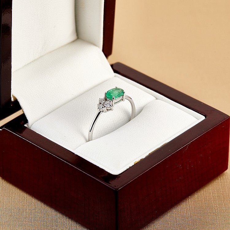 Trendy ring s087 in Gold or Platinum with Diamonds and Emeralds