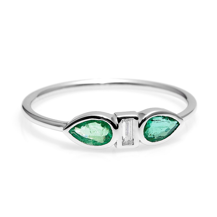 Trendy ring s088 in gold or platinum with diamonds and emeralds