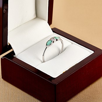 Trendy ring s088 in gold or platinum with diamonds and emeralds