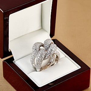 Gift Ring i2922 in Gold or Platinum with Diamonds