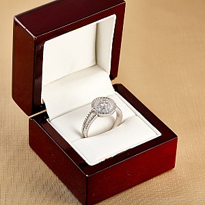 Gold Ring with Round Natural Diamonds and Baguette i3144