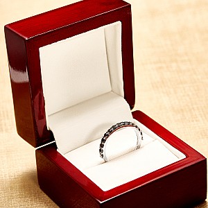 Halb-Eternity-Ring aus 14-karätigem Weißgold mit schwarzen Diamanten i3149dn