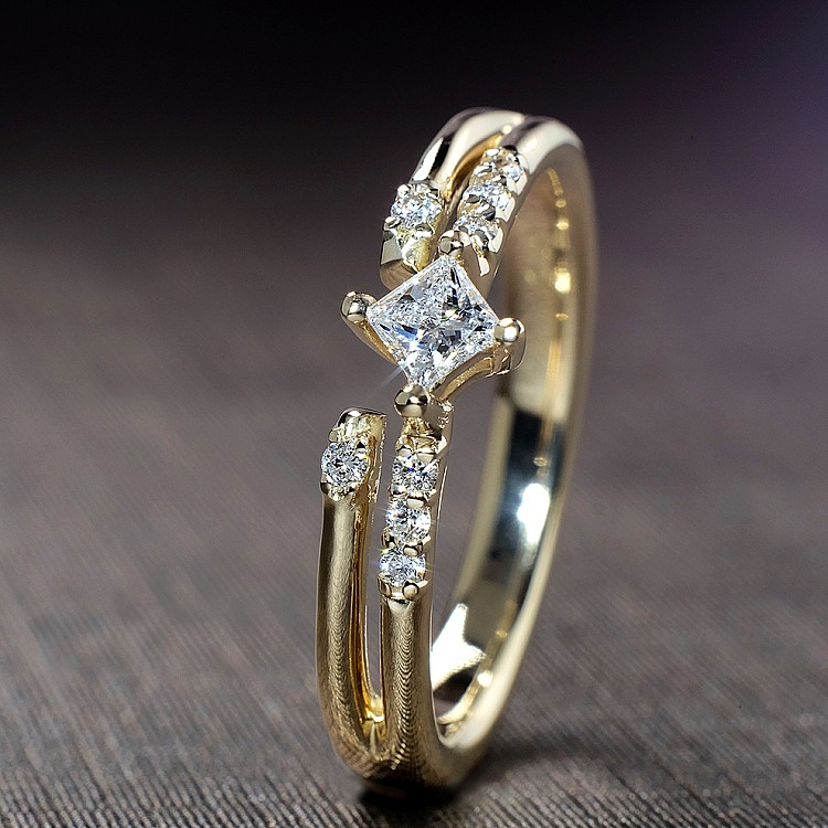 Gold engagement ring with Princess Diamond and Round Diamonds - GIA 0.30ct - 0.40ct i882dipdi