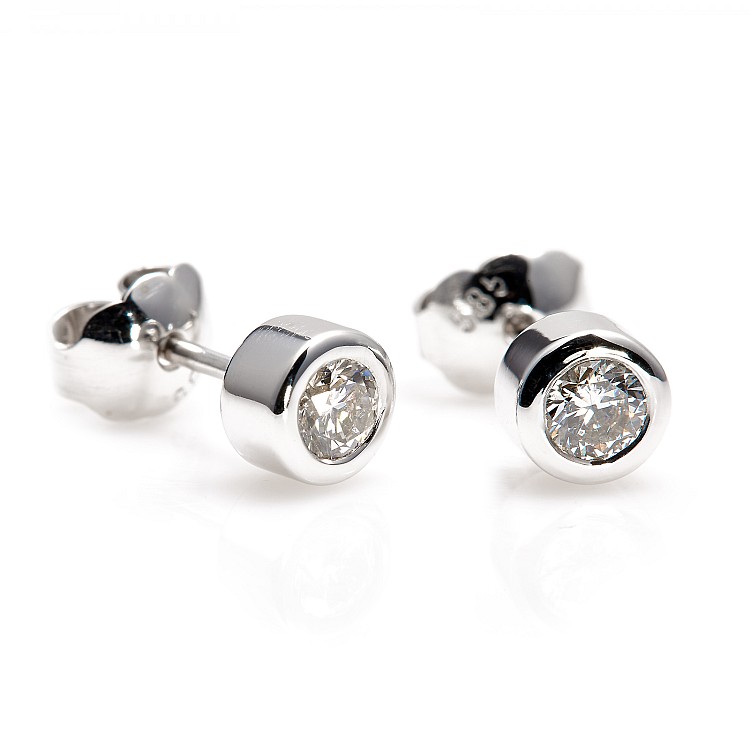 Stud Earrings in Gold or Platinum with Diamonds c20051