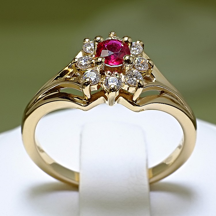 Classic Gold Gift Ring with Ruby and Diamonds i006RbDi