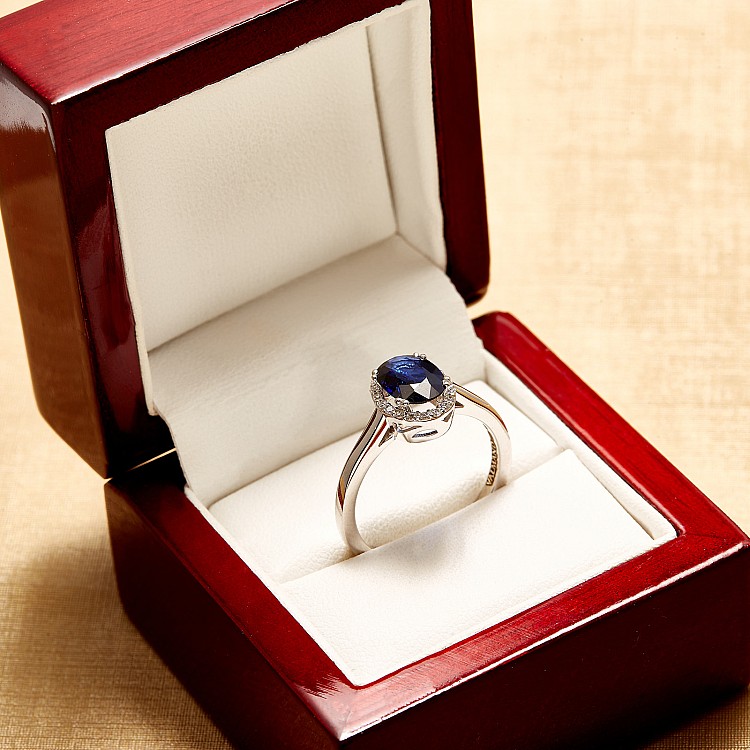 18k White Gold Entourage Ring with Oval Sapphire 8x6 mm and Colorless Diamonds i029SfDi