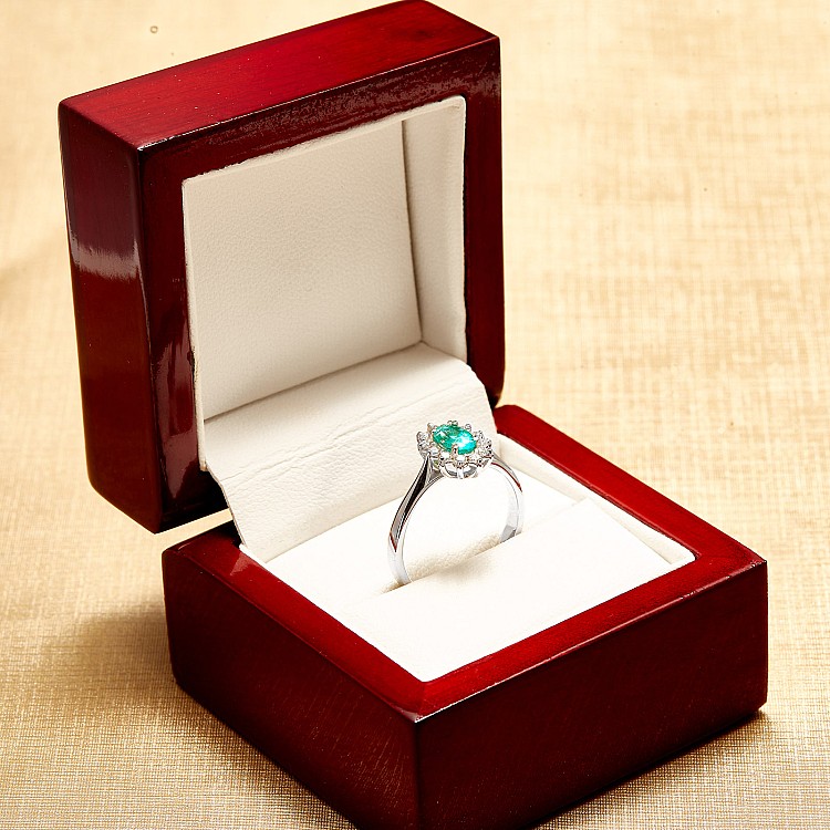 Halo Engagement Ring in 18k White Gold with Oval Emerald 6x4mm and Diamonds i042SmDi