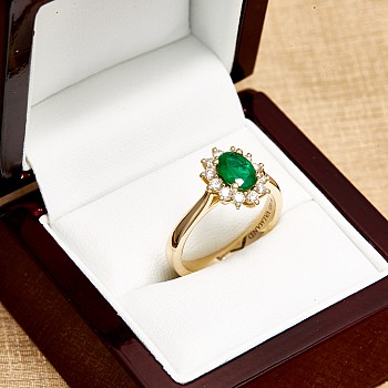 Kate Middleton Engagement Ring in 14k Yellow Gold with Oval Emerald and Diamonds i055SmDi