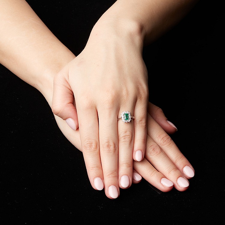 Gold Gift Ring i055sm with Oval Emerald and Diamonds