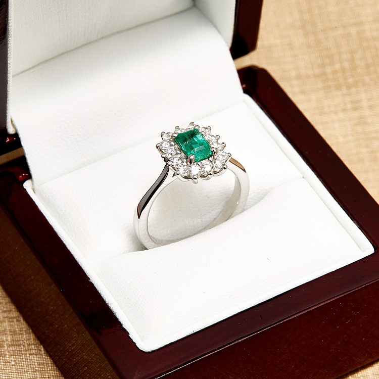 Gold Gift Ring i055sm with Oval Emerald and Diamonds