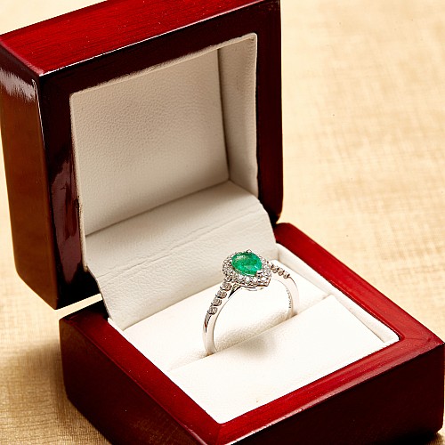 Halo Gold Ring with 7x4 mm Pear Emerald and Diamonds i1192SmpaDi
