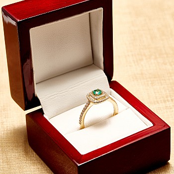 Engagement Ring in 18k Yellow Gold with Emerald and Diamonds i1903SmDi