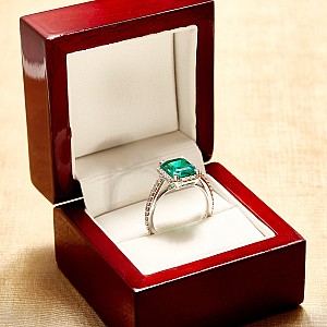 Anello di fidanzamento in oro con smeraldo coltivato in laboratorio e diamanti i3829smLGdi
