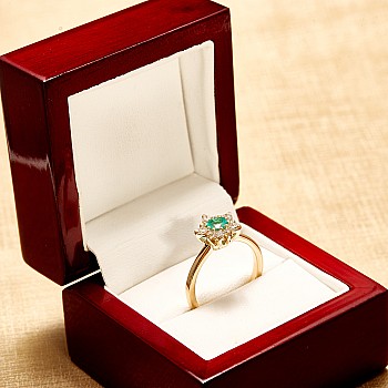 Engagement ring model snowflake made of 18k Yellow Gold with Emerald and Diamonds i740smdi