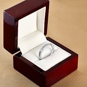 Gift Ring i3018 in Gold with Diamonds