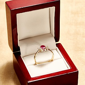 Anello di fidanzamento in oro giallo 14k con rubino ovale e diamanti incolori i015RboDi