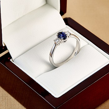 Gold Engagement Ring i015SfODi with Sapphire and Diamonds