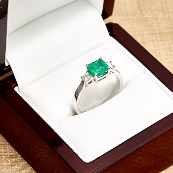 Engagement Ring i015SmEmDi in Gold with Emerald and Diamonds