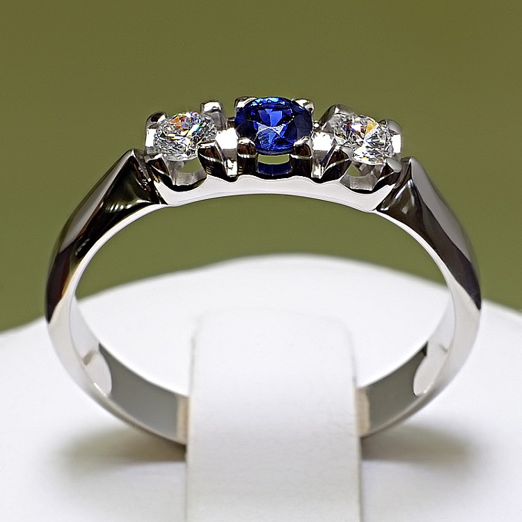 Gift Ring i085SfDi in Gold with Sapphire and Diamonds