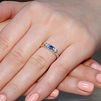 Gift Ring i085SfDi in Gold with Sapphire and Diamonds