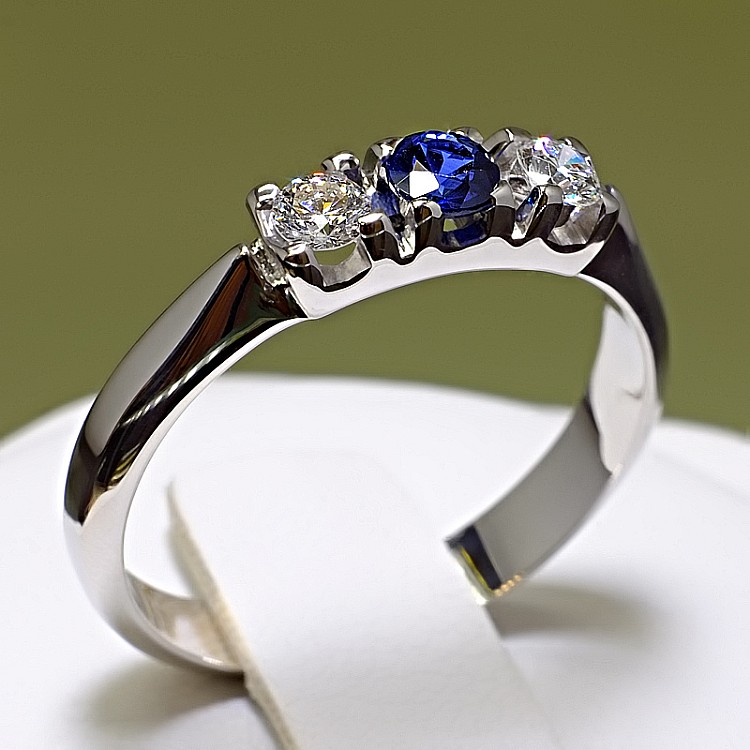 Gift Ring i085SfDi in Gold with Sapphire and Diamonds