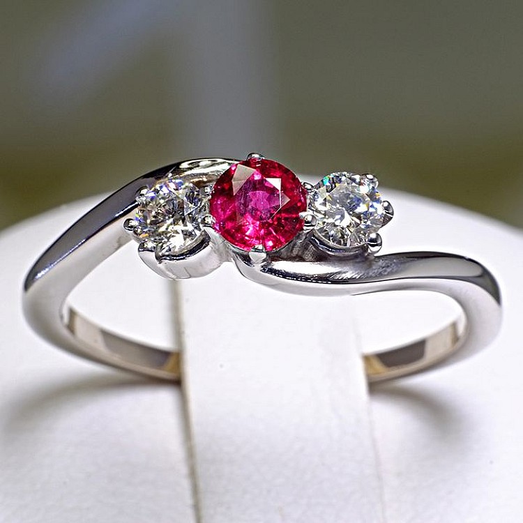 Gift Ring i091RbDi in Gold with Ruby and Diamonds