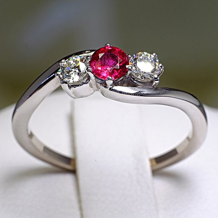 Gift Ring i091RbDi in Gold with Ruby and Diamonds