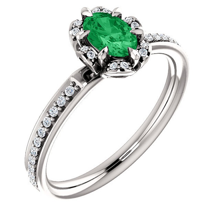 Gold Ring with Oval Emerald and Diamonds 121997SmOdi