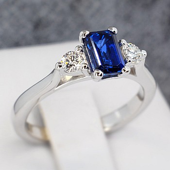 Engagement ring i1600Sfemdi in Gold with Sapphire and Diamonds