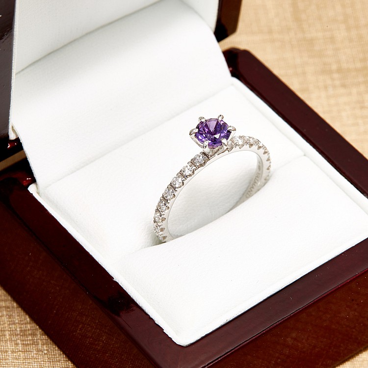 Gold- oder Platinring mit Amethyst und Diamanten i1869AmDi