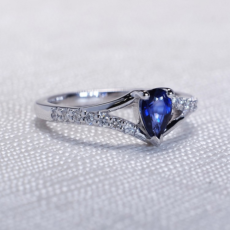 Gold Engagement Ring i533SfPaDi with Tear Sapphire and Diamonds