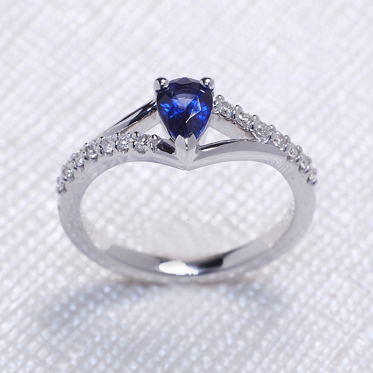 Gold Engagement Ring i533SfPaDi with Tear Sapphire and Diamonds