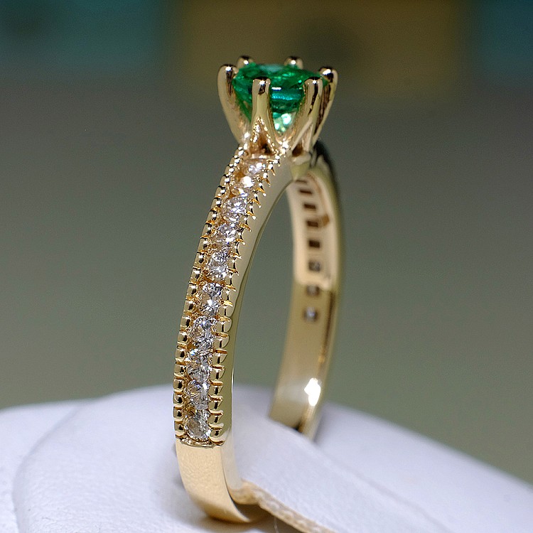 Engagement Ring i539SmDi in Gold with Emerald and Diamonds