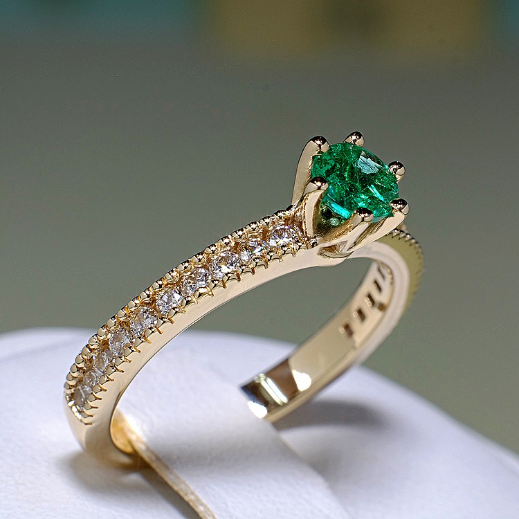 Engagement Ring i539SmDi in Gold with Emerald and Diamonds