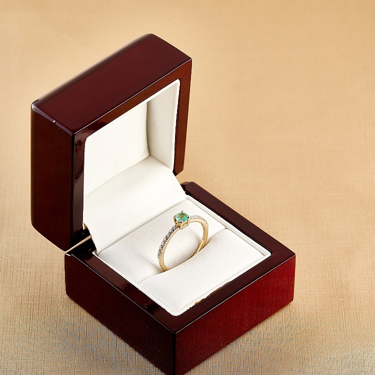 SideStone Engagement Ring in 14k Yellow Gold with Emerald and Diamonds i1221908SmDi