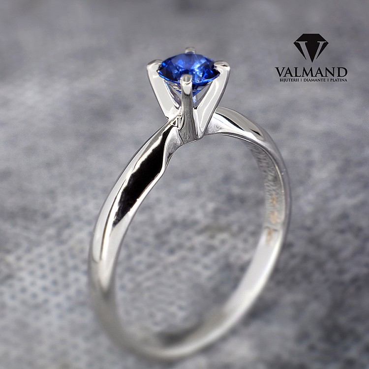 Engagement ring in Gold or Platinum with Sapphire i017p4Sf