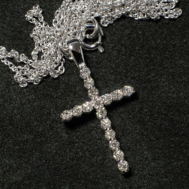 Unisex gold or platinum crucifix with diamonds pan1015