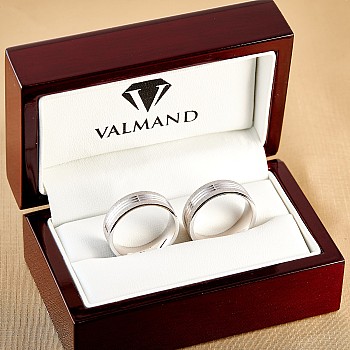 Wedding rings v076 in Gold or Platinum with diamond roll finish