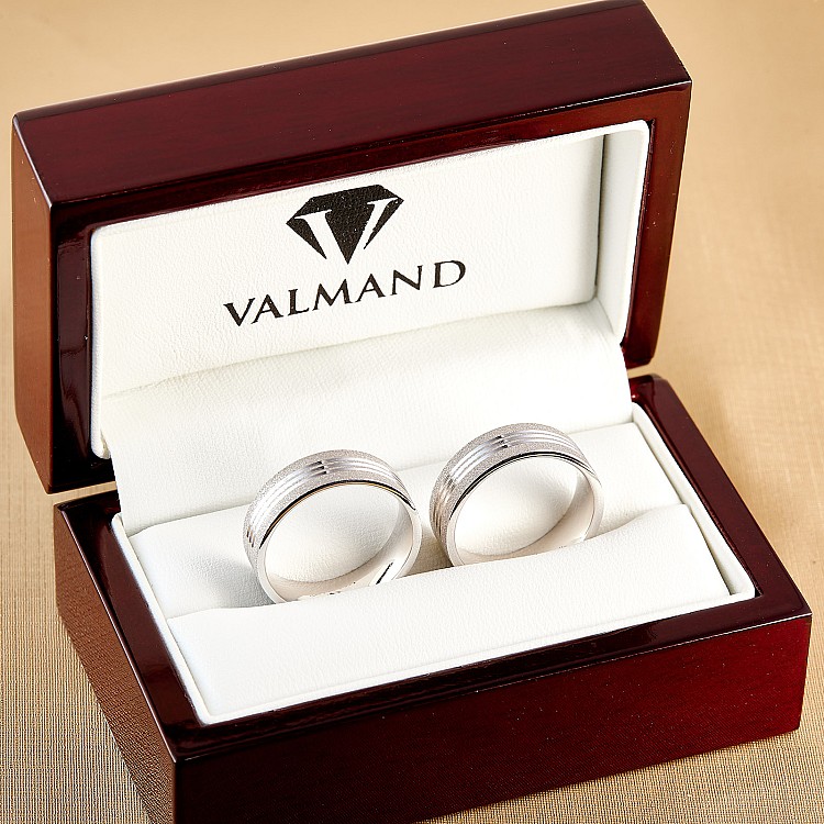 Wedding rings v076 in Gold or Platinum with diamond roll finish