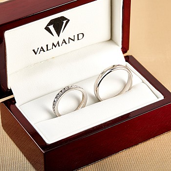 Wedding rings v115.1 in Gold or Platinum with Diamonds